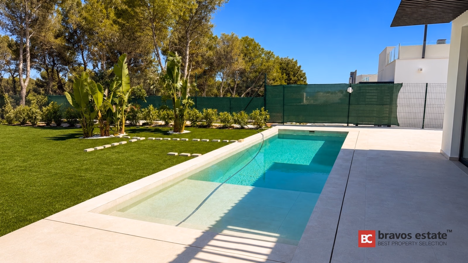Piscina moderna de villa con terraza y jardín paisajístico en Finestrat