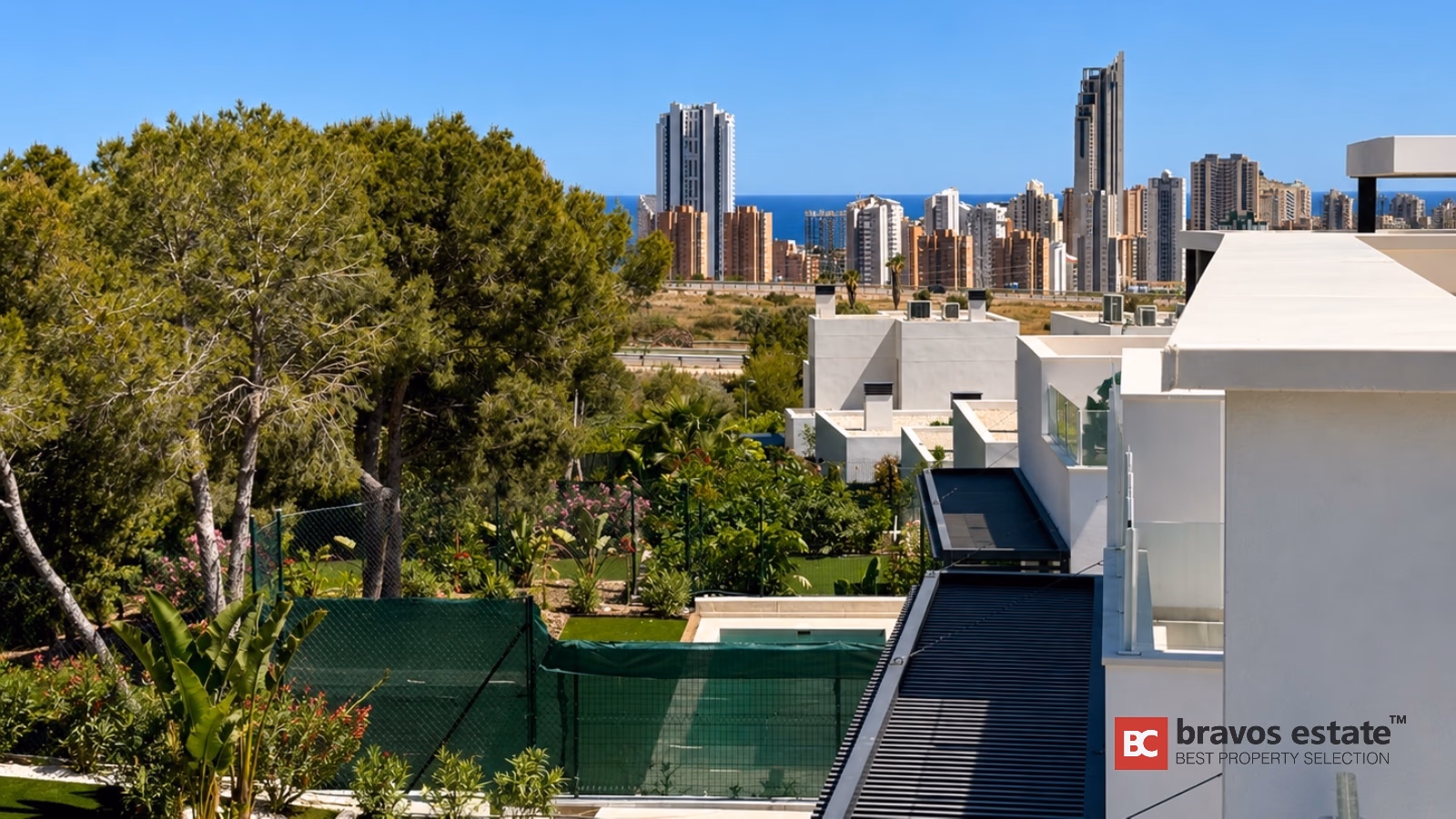 Moderne villa buitenaanzicht met Benidorm skyline en zeezicht in Finestrat