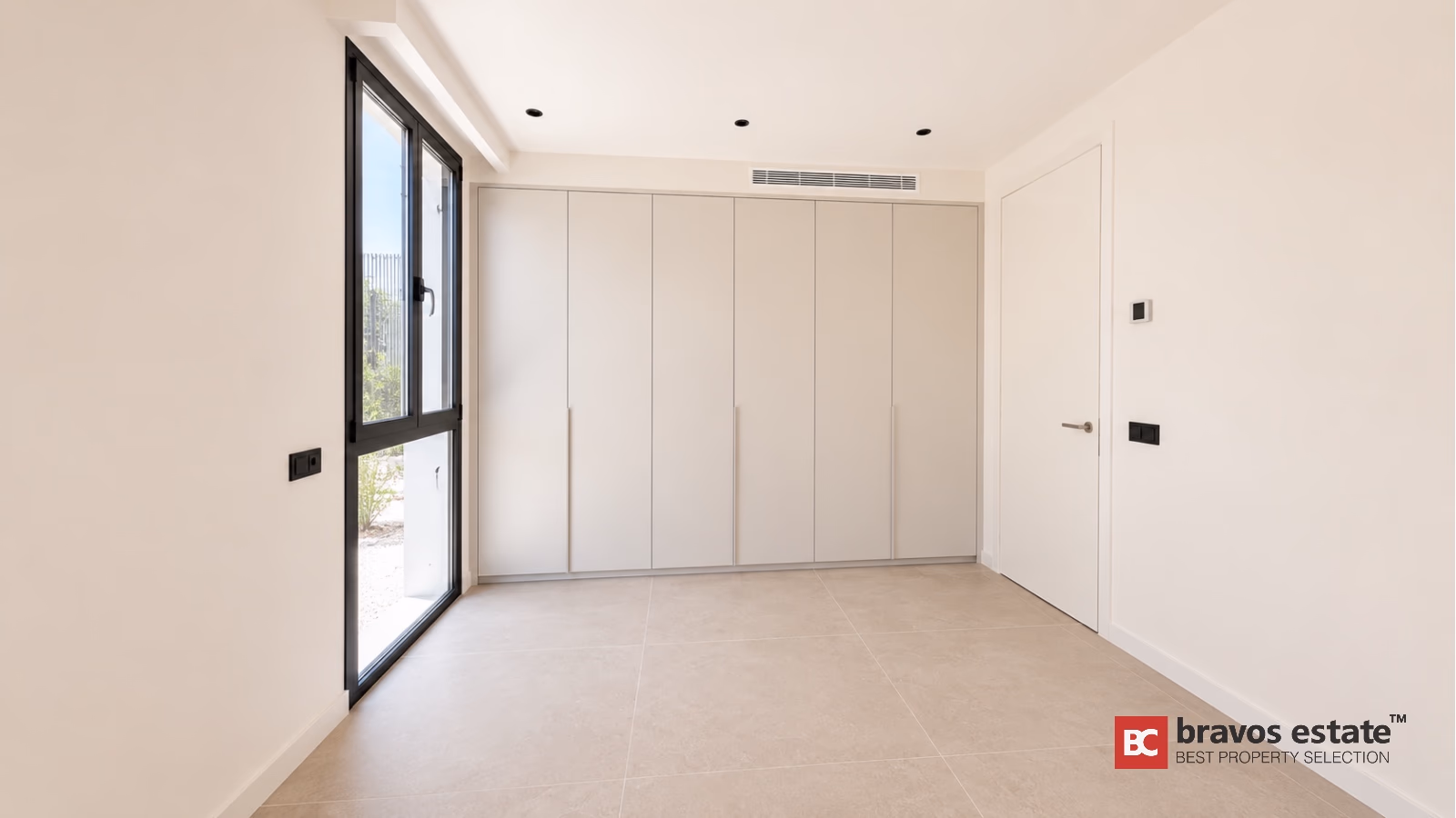 Moderne slaapkamer met inbouwkasten en terrastoegang in Finestrat