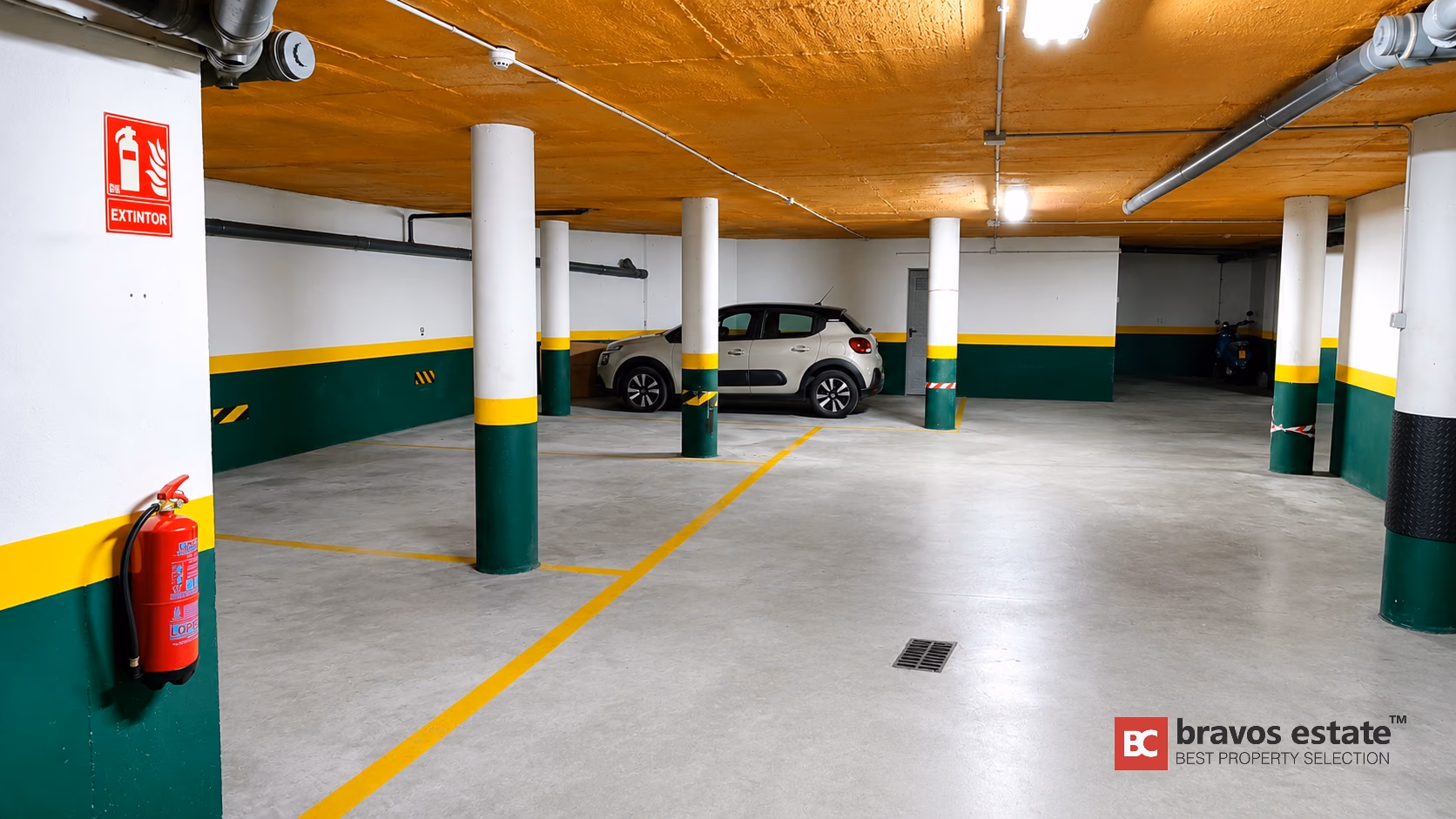 Parking souterrain à Sierra Cortina Finestrat avec places marquées et piliers en béton