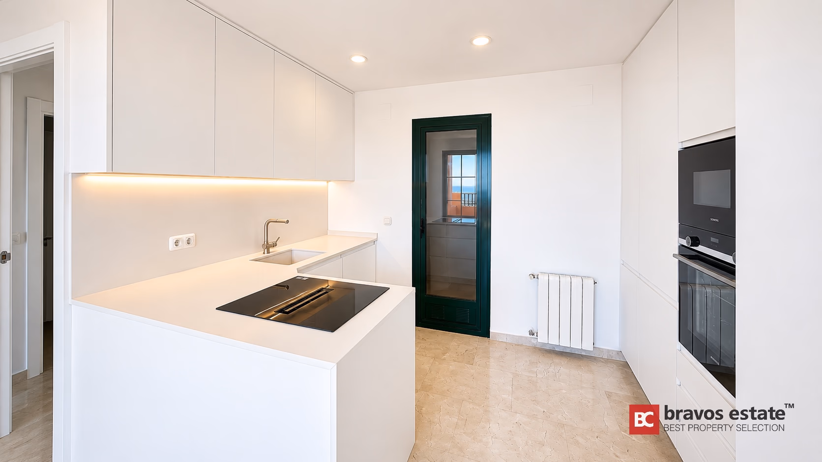 Cuisine blanche moderne avec appareils encastrés Siemens et plaque à induction