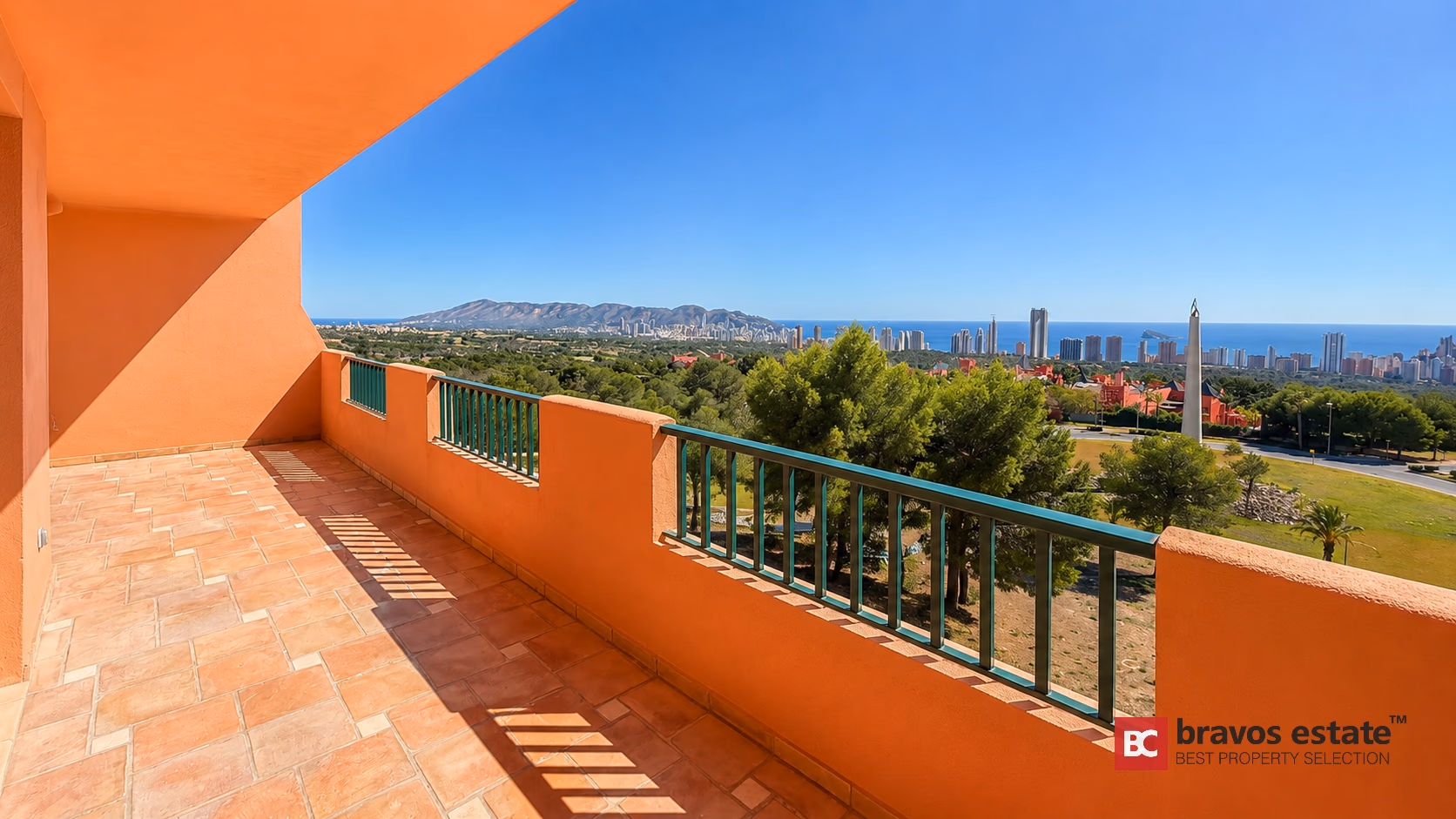 Grande terrasse panoramique avec vue sur le skyline de Benidorm, la mer et les montagnes