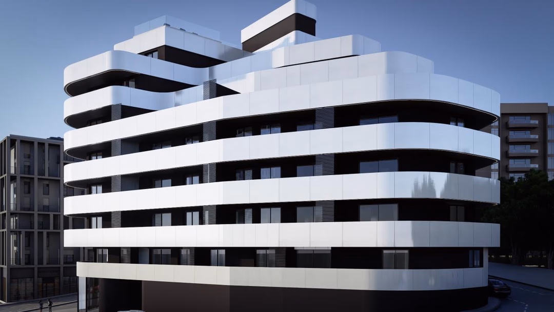 Hoekzicht op Los Balcones de Calpe met moderne witte gebogen balkons aan de gevel