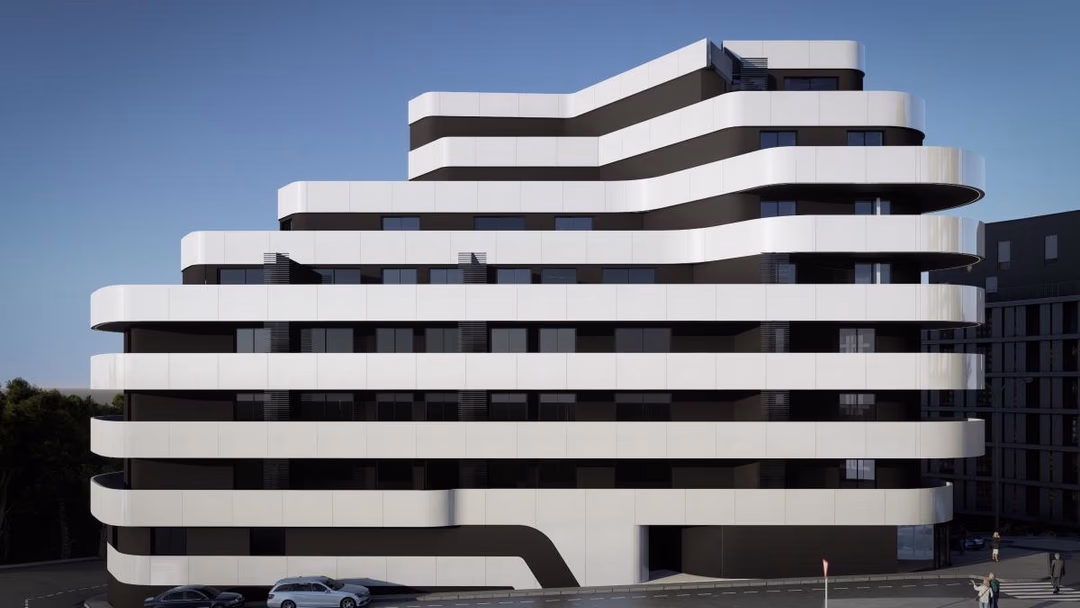 Voorgevels van Los Balcones de Calpe, modern meerstoordig gebouw met gebogen witte balkons, straatzijde, Costa Blanca