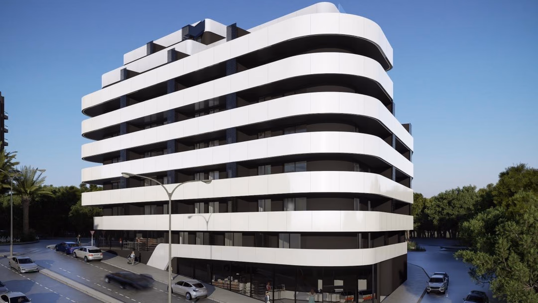 Buitenkant van Los Balcones de Calpe bij zonsondergang met gebogen witte balkons en palmbomen, Costa Blanca