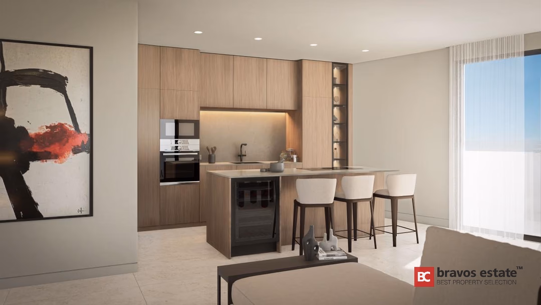 Moderne keuken in Los Balcones de Calpe met houten kasten, kookeiland, wijnkoelkast en barkrukken