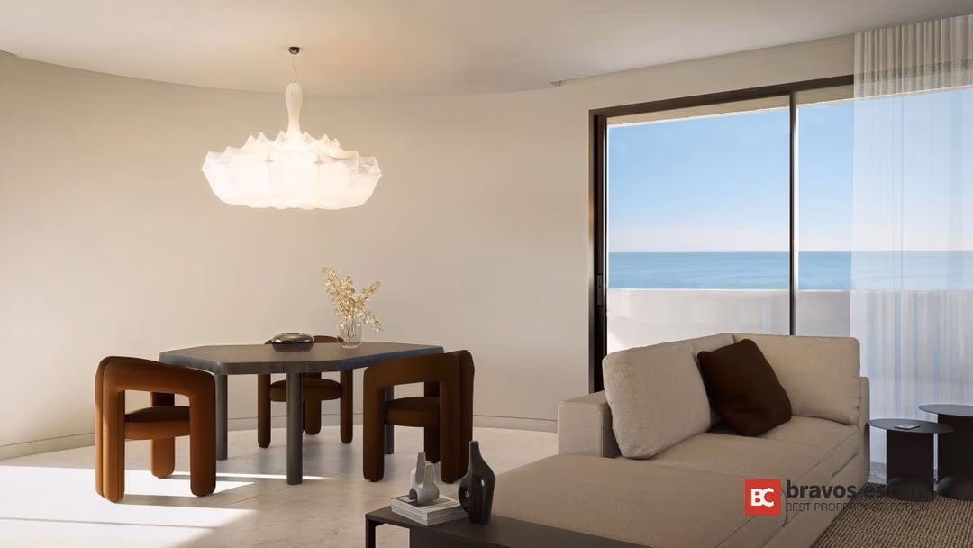 Woon-eetkamer in Los Balcones de Calpe met crèmekleurige bank, eettafel en zeezicht door vloer-tot-plafond ramen