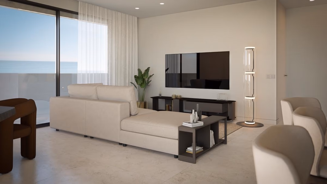 Woonkamer in Los Balcones de Calpe met crèmebank, tv en vloer-tot-plafond ramen met zeezicht