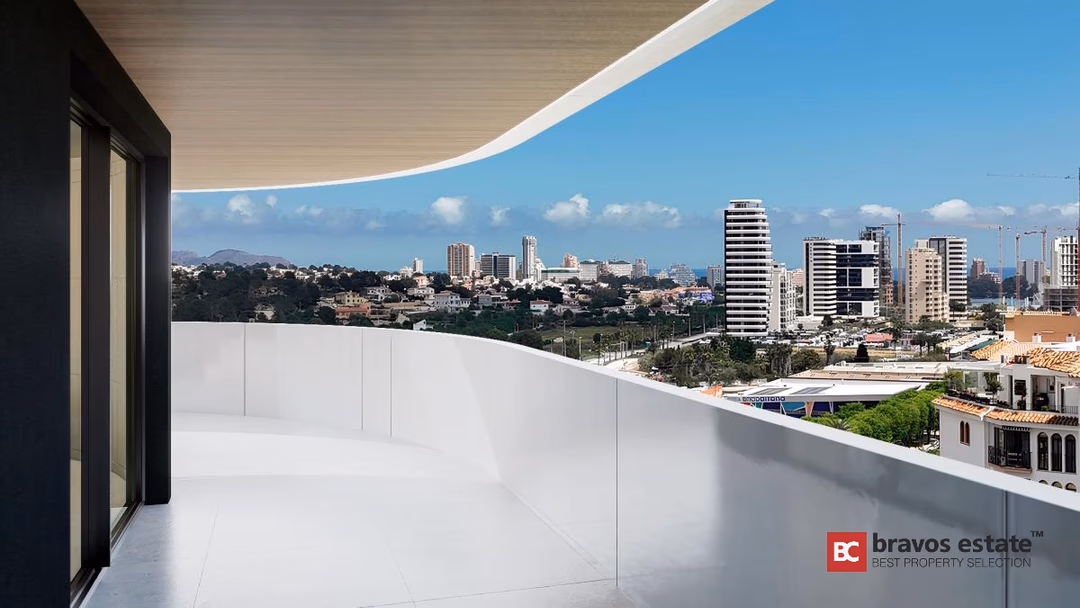 Gebogen privéterras bij Los Balcones de Calpe met panoramisch uitzicht over Calpe en de zee