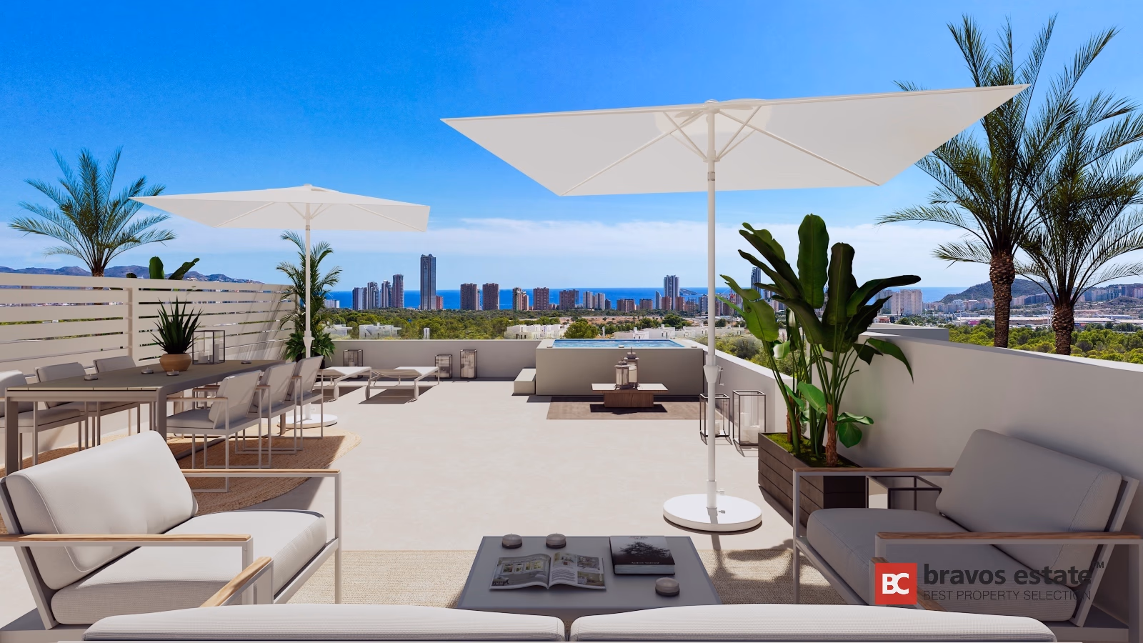 Dachterrassen-Esstisch mit Sonnenschirmen bei Salamandra mit Blick auf Benidorm und das Mittelmeer
