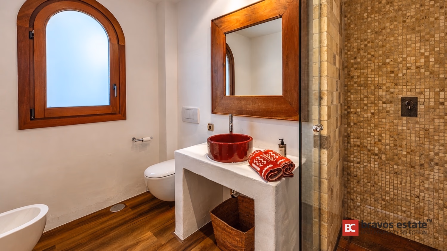 Badezimmer Villa Ibiza mit Holzrahmen, rotem Keramikwaschbecken und begehbarer Dusche