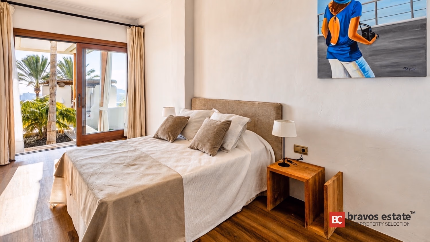 Schlafzimmer in Villa Ibiza mit Terrassenzugang, Gemälde und Blick auf die Skyline von Benidorm