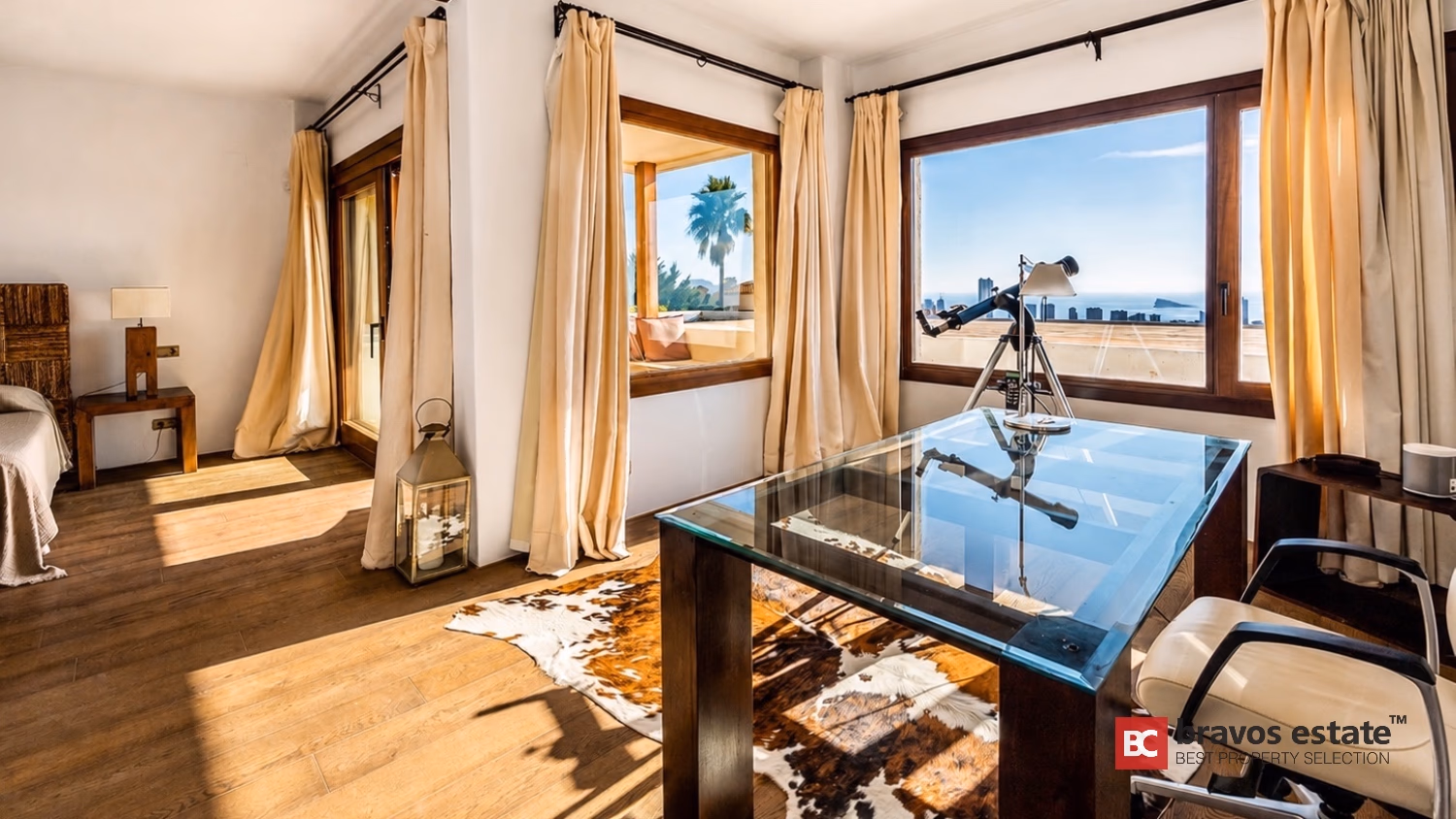 Schlafzimmer-Arbeitszimmer in Villa Ibiza mit Schreibtisch, Teleskop und raumhohen Fenstern mit Meerblick auf Benidorm