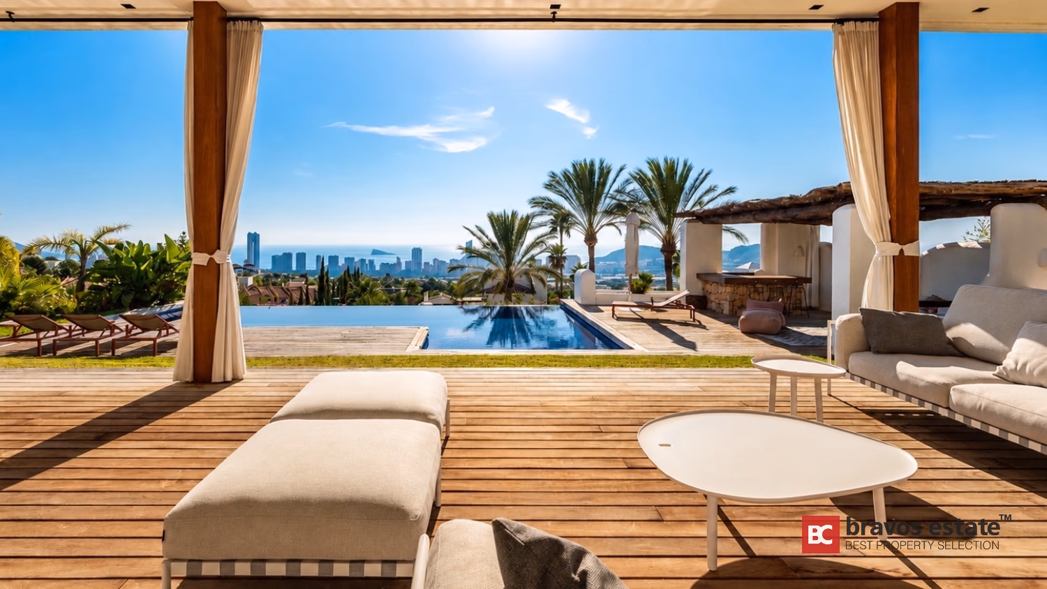 Infinity-Pool der Villa Ibiza mit Panoramablick auf die Skyline von Benidorm und das Mittelmeer