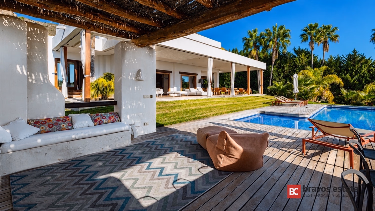 Terrasse mit Privatpool, Sitzsäcken, Sonnenliegen und Außenlounge bei Villa Ibiza