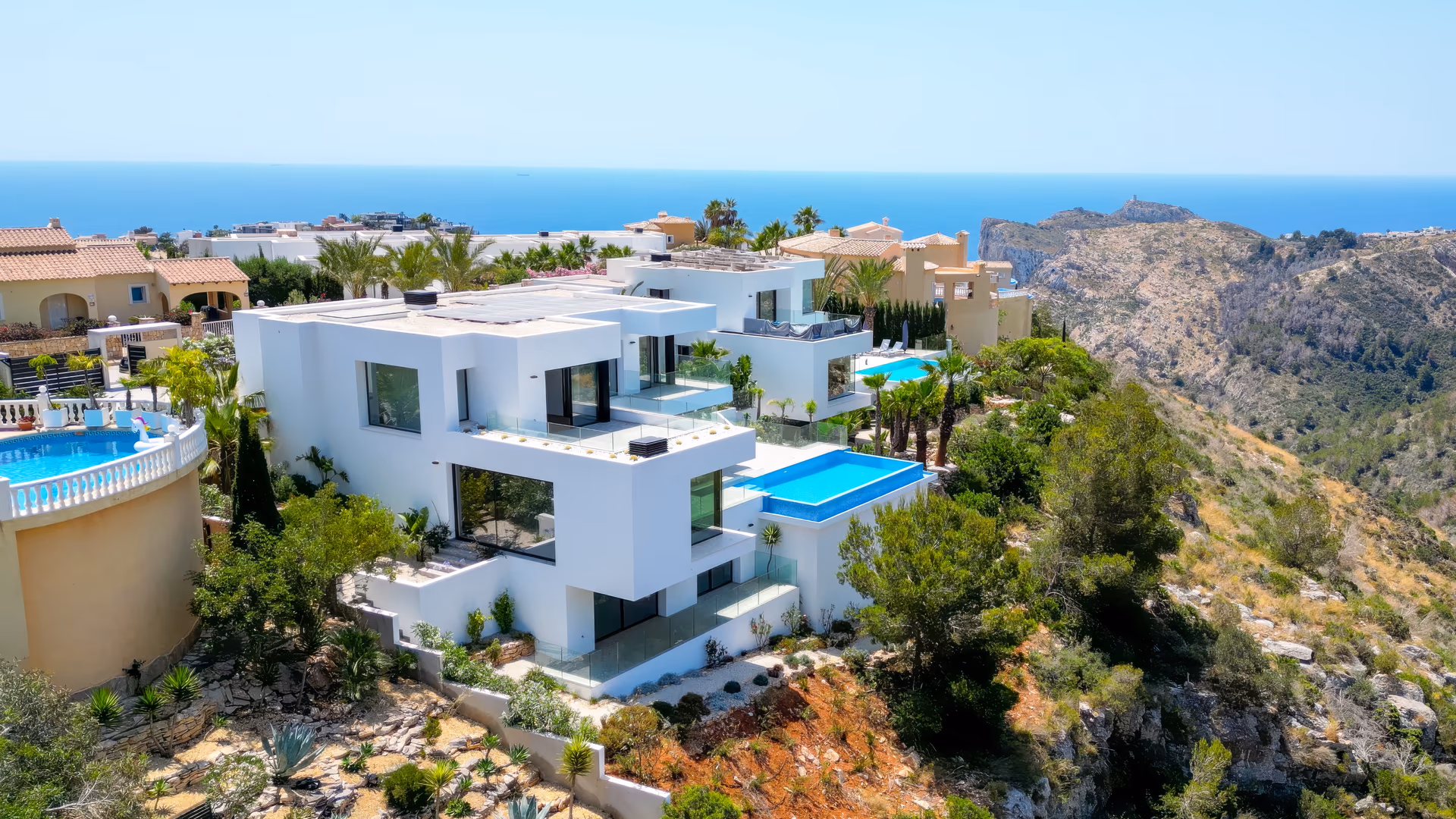 Een villa tussen Moraira en Jávea: wat er in de buurt is en wat een meter kost