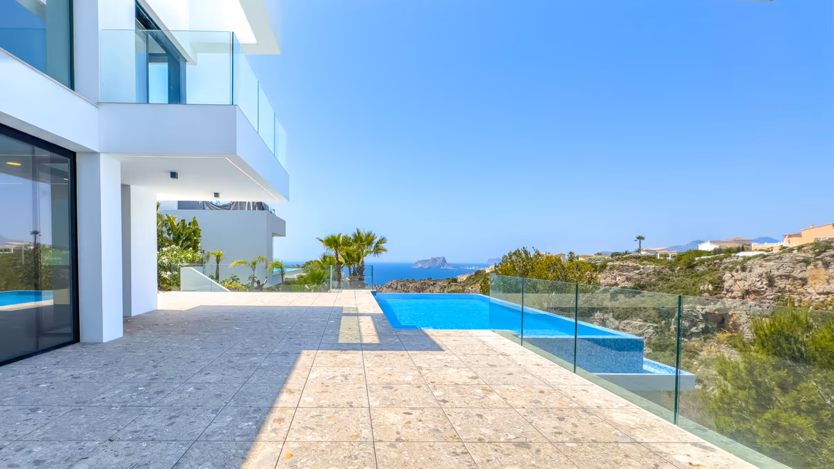 Het overloopzwembad van Magnolia met uitzicht over zee op de Peñón de Ifach bij Calpe