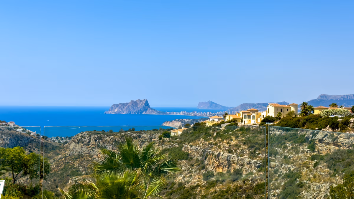 De bergkam van Cumbre del Sol tussen Moraira en Jávea, met zicht langs de kust op de Peñón de Ifach