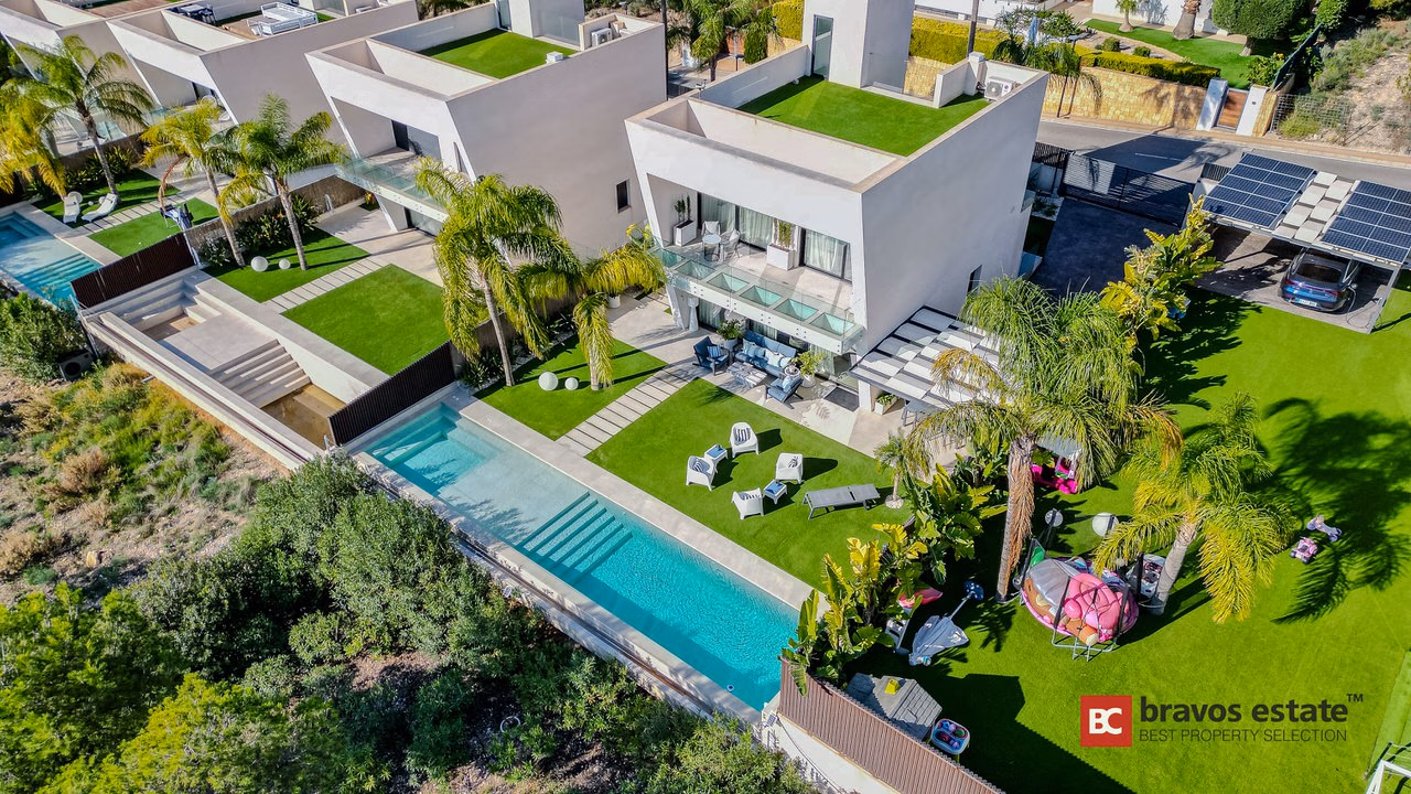 Spacious 3-Bedroom Villa in Finestrat - 2