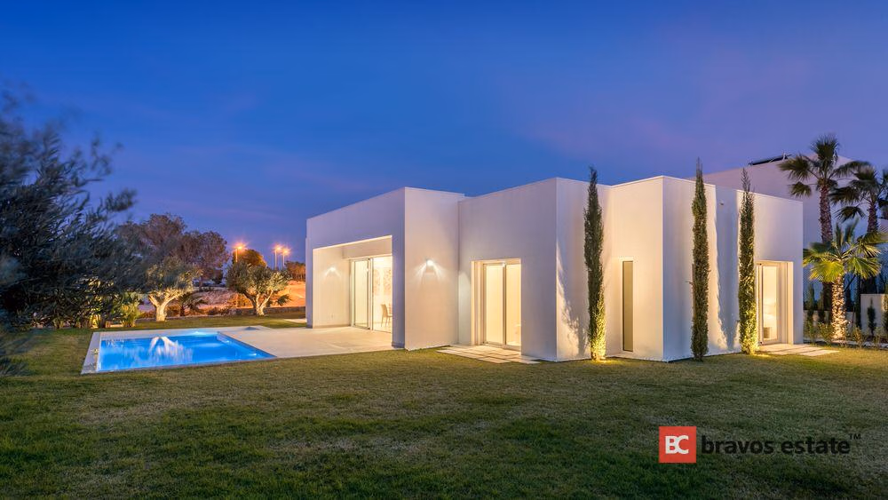 Spacious 3-Bedroom Villa in Las Colinas - 4