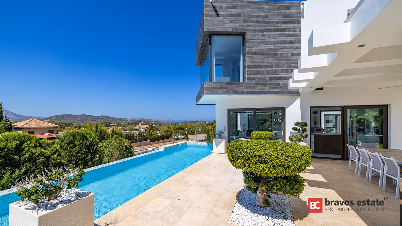 Luxury 5-Bedroom Villa in Javea - 3