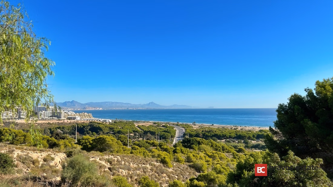 Beachside 3-Bedroom Apartment in Arenales del Sol - 17