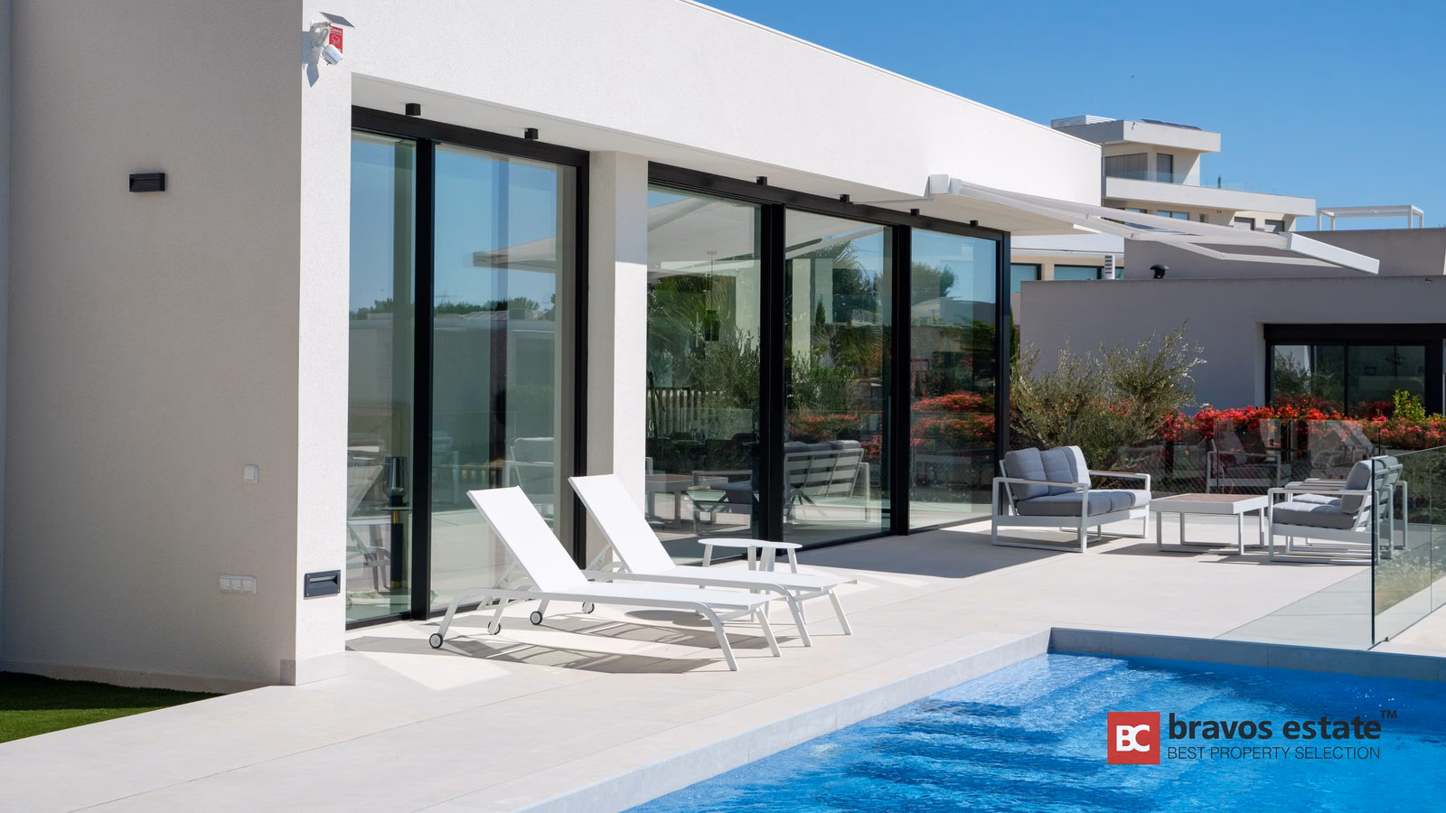 Villa Espaciosa de 3 Dormitorios en Las Colinas · 409 m² - 2