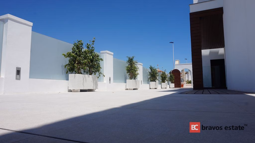 Beachside 4-Bedroom Villa in Torrevieja · 200 m² - 6