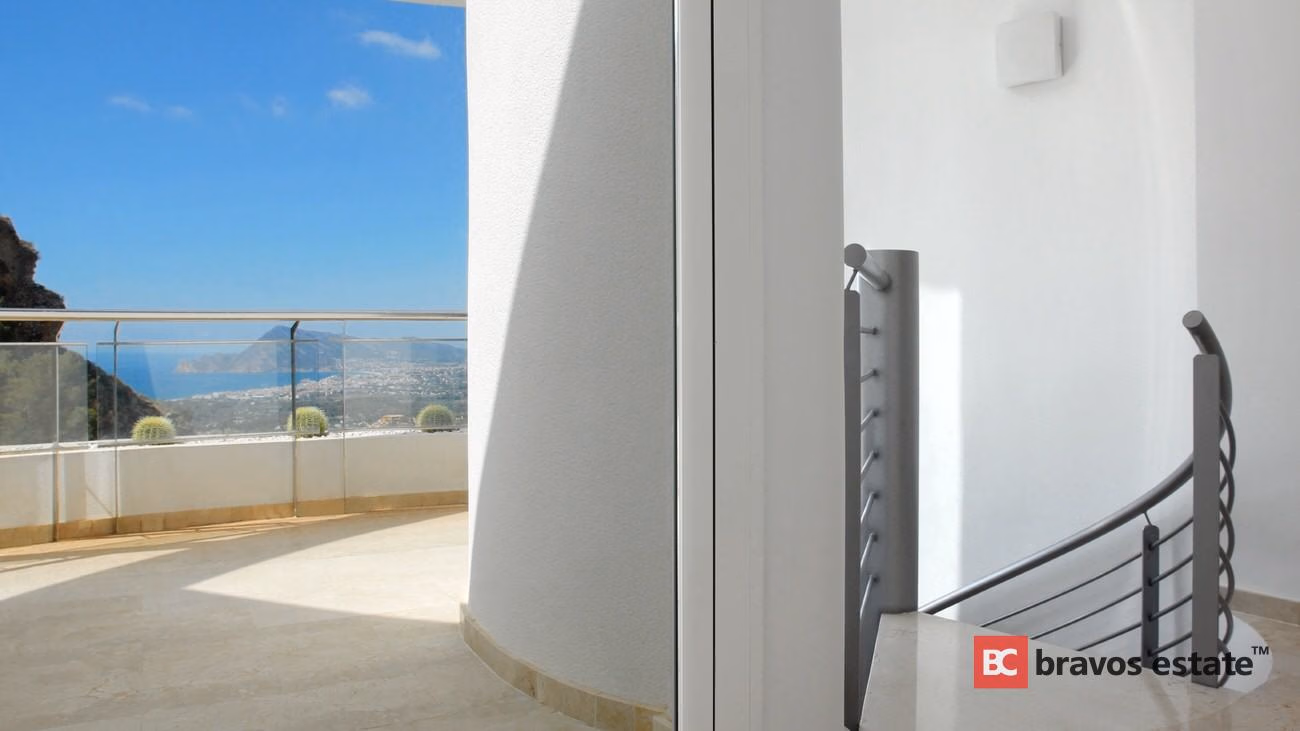 Seafront 6-Bedroom Villa in Altea - 17