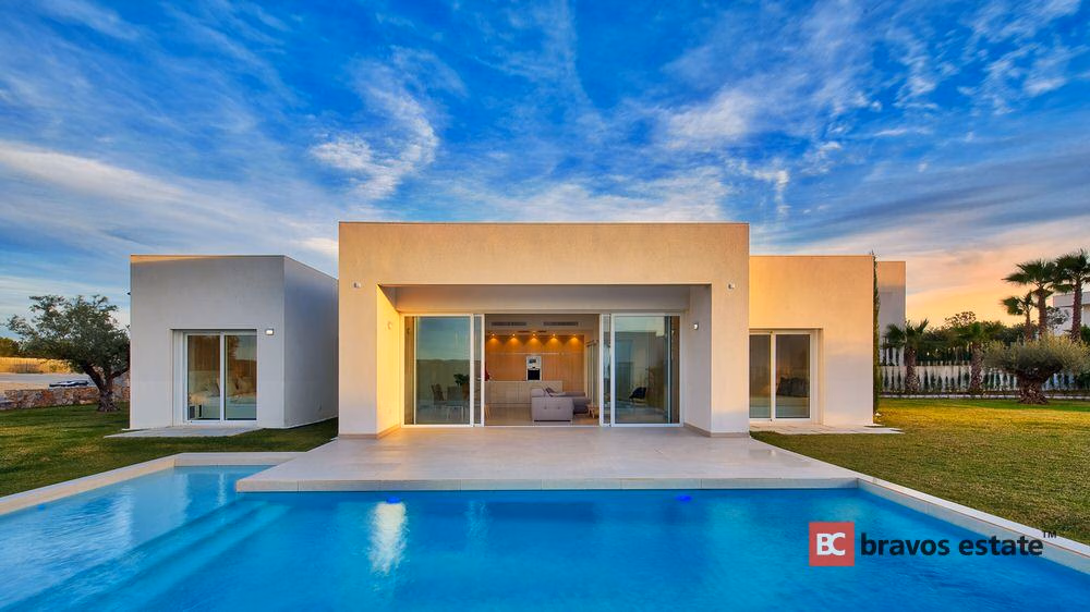 Spacious 3-Bedroom Villa in Las Colinas - 1