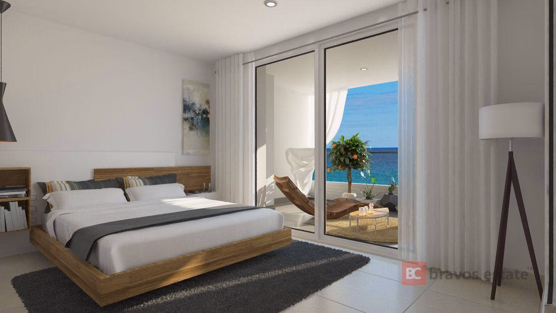 Seafront 3-Bedroom Apartment in Punta Prima - 1