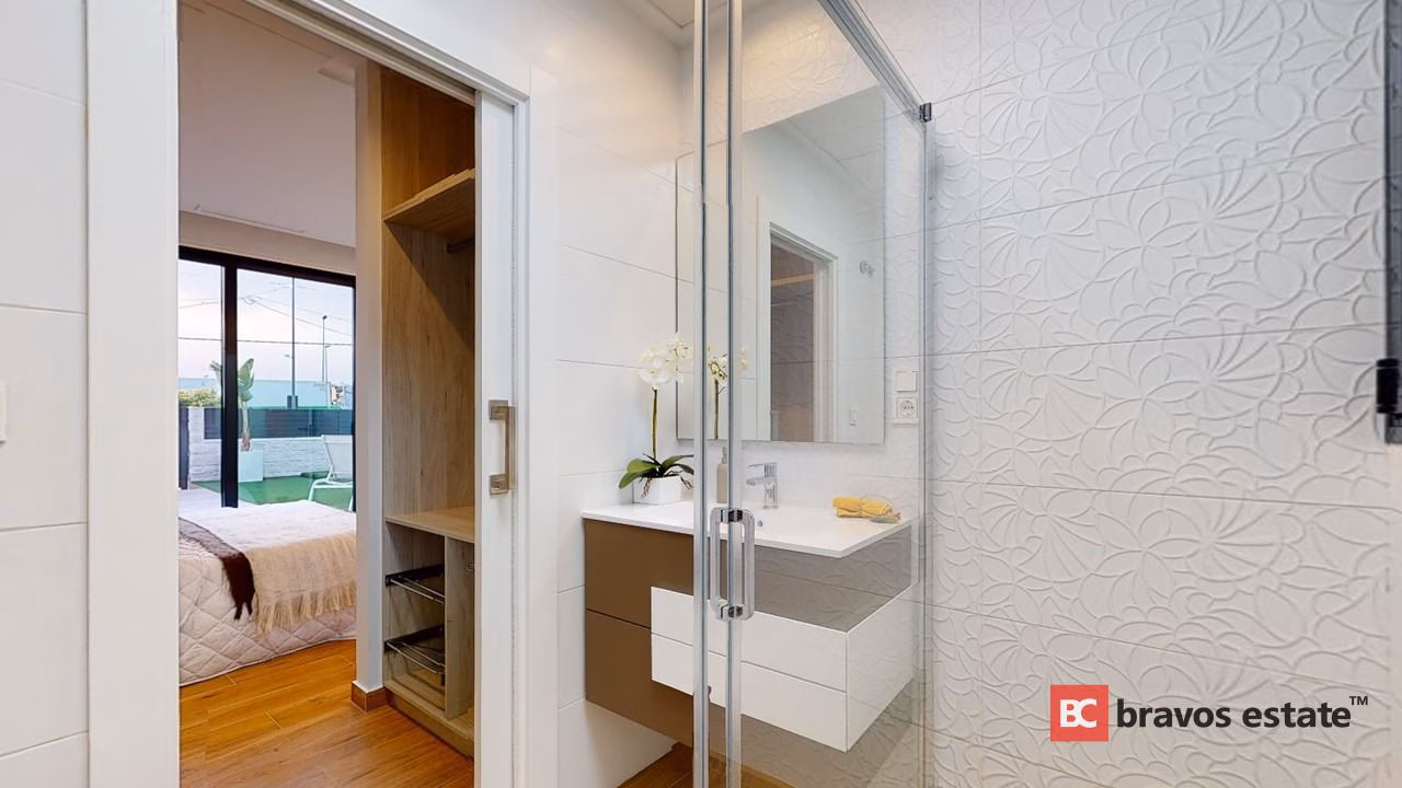 Beachside 4-Bedroom Villa in El Campello · 220 m² - 10
