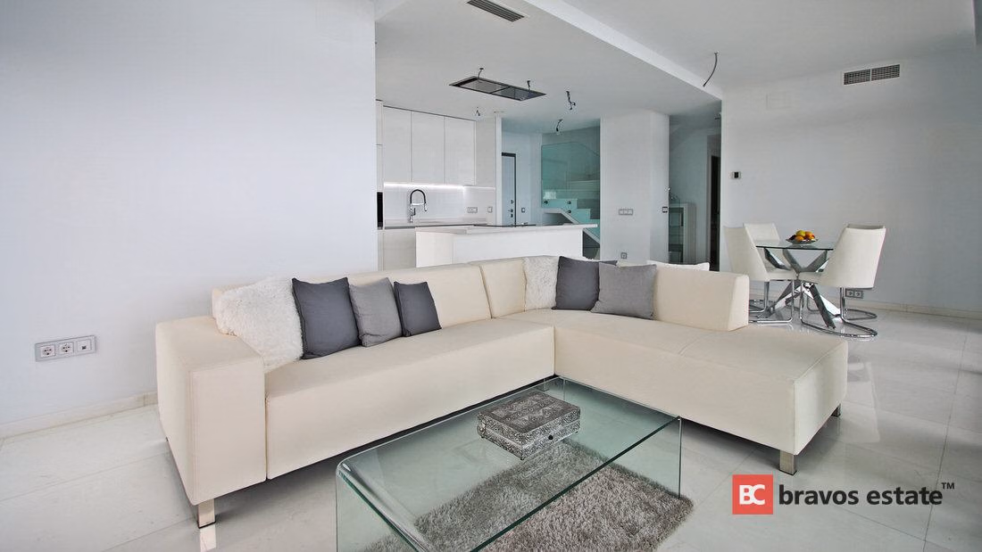 Seafront 2-Bedroom Apartment in Benidorm · 357 m² - 6