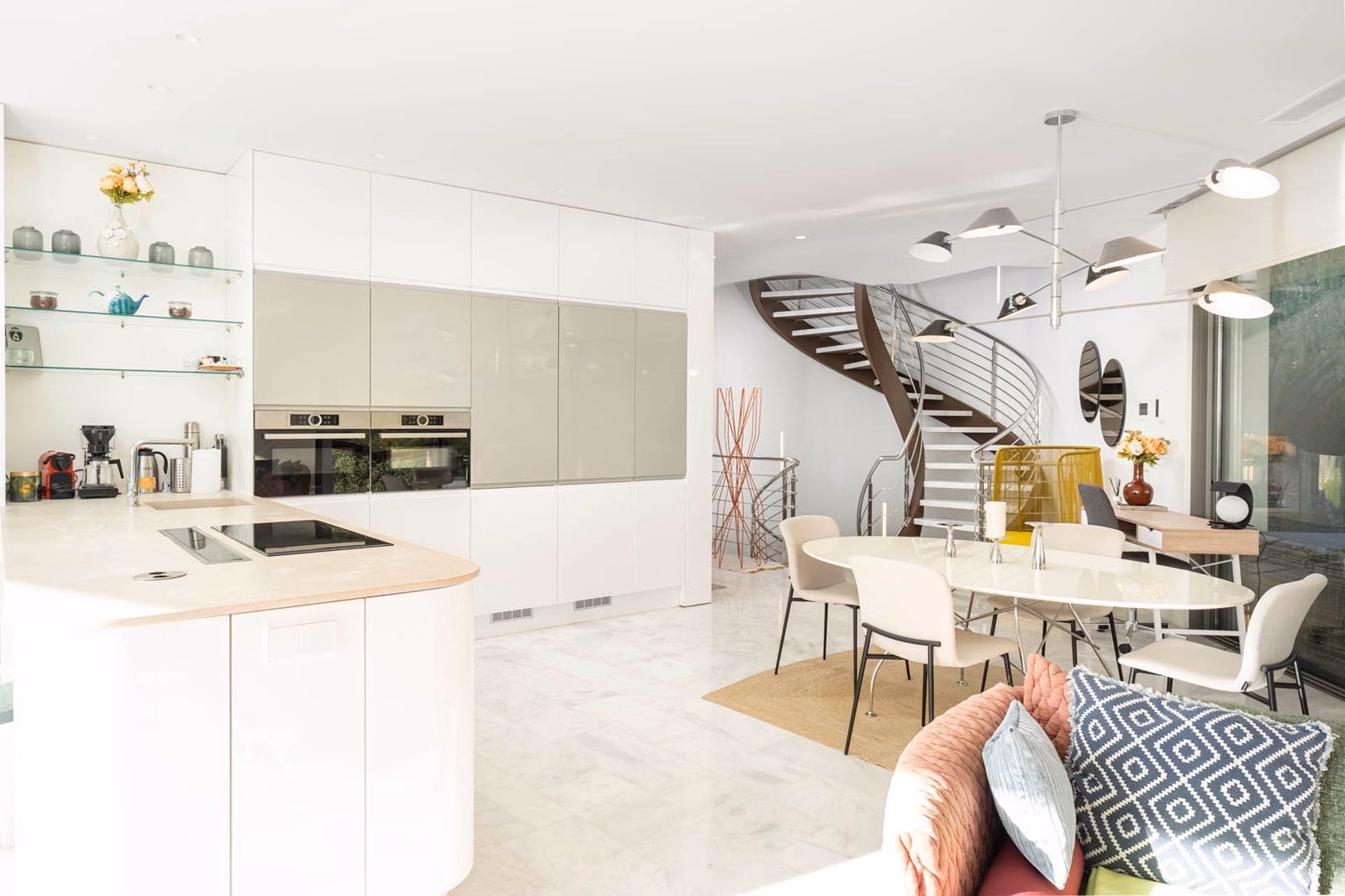 Open woon-eet-keuken met sculpturale wenteltrap