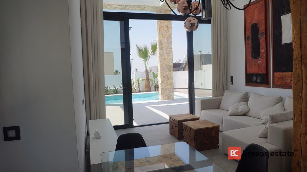 Beachside 4-Bedroom Villa in Torrevieja · 200 m² - 10