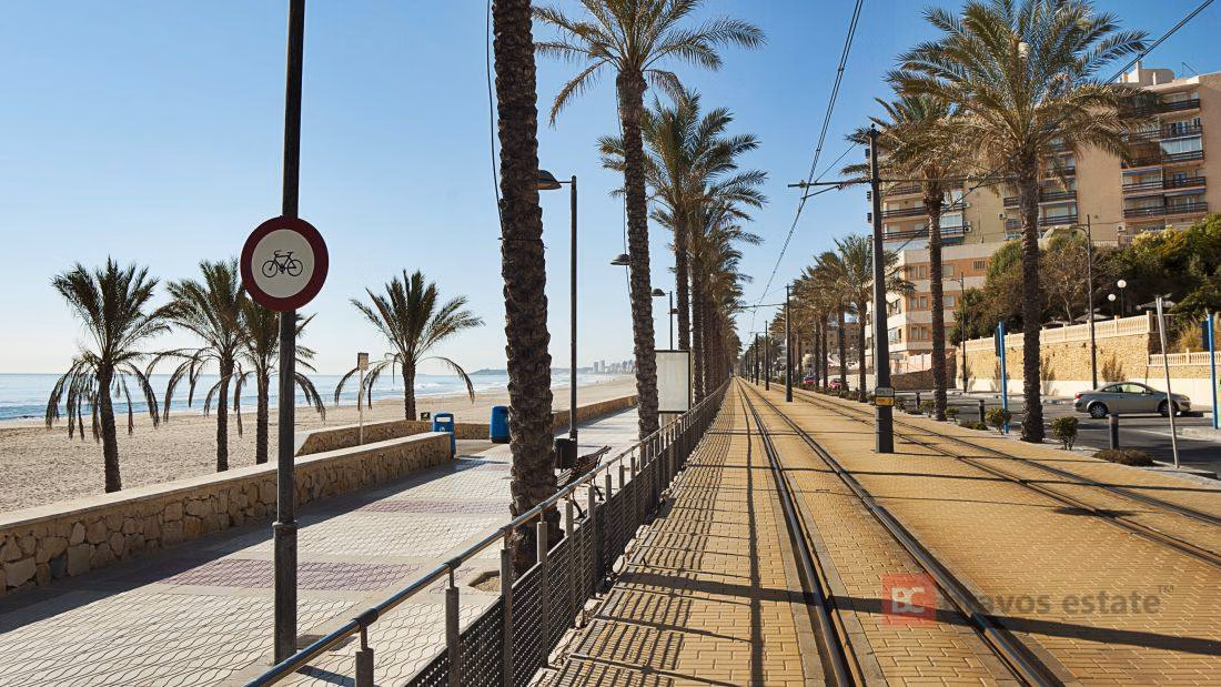 Beachside 3-Bedroom Apartment in Playa de San Juan · 109 m² - 4