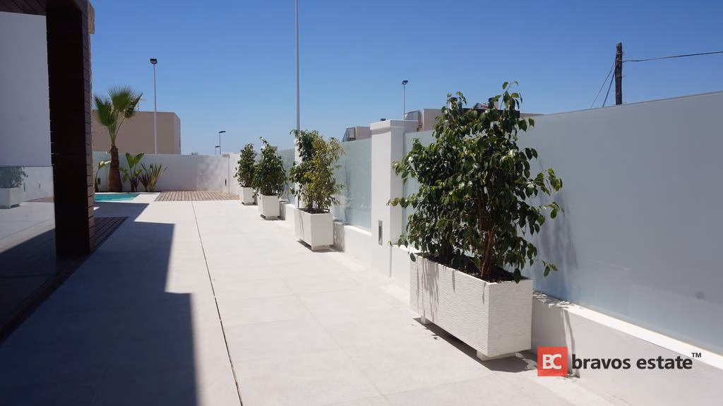 Beachside 4-Bedroom Villa in Torrevieja · 200 m² - 4