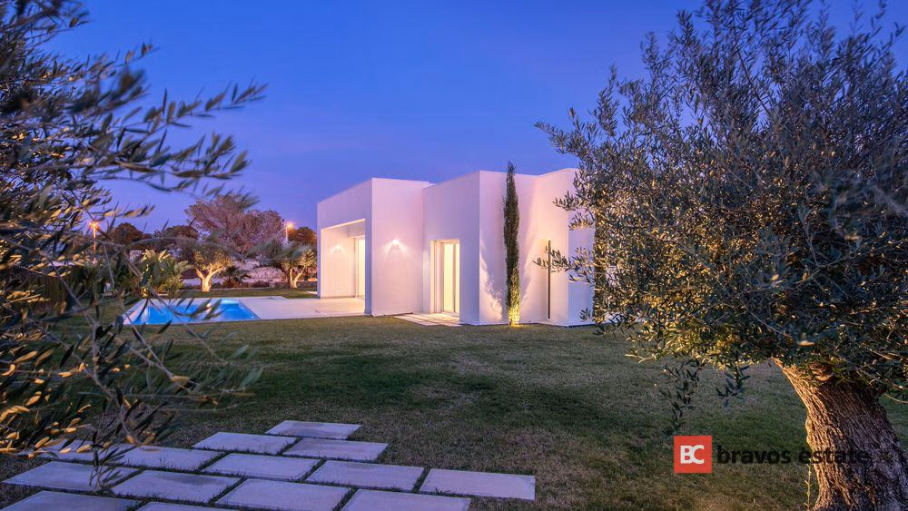 Spacious 3-Bedroom Villa in Las Colinas - 5