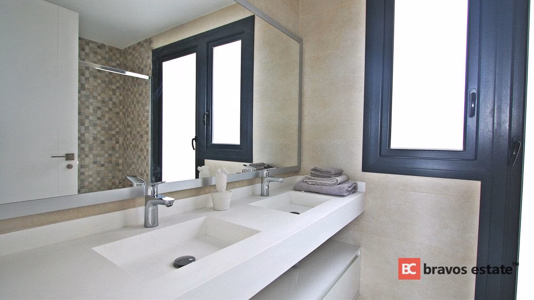 Seafront 2-Bedroom Apartment in Benidorm · 357 m² - 14