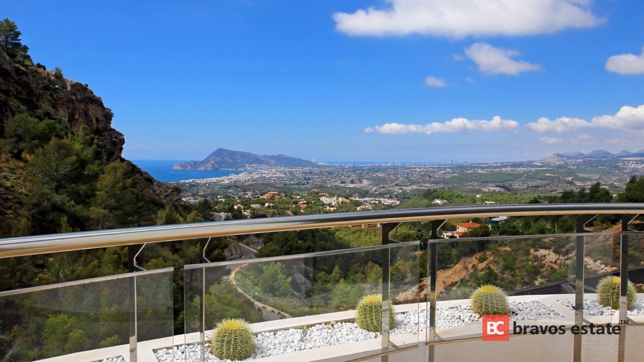 Seafront 6-Bedroom Villa in Altea - 11