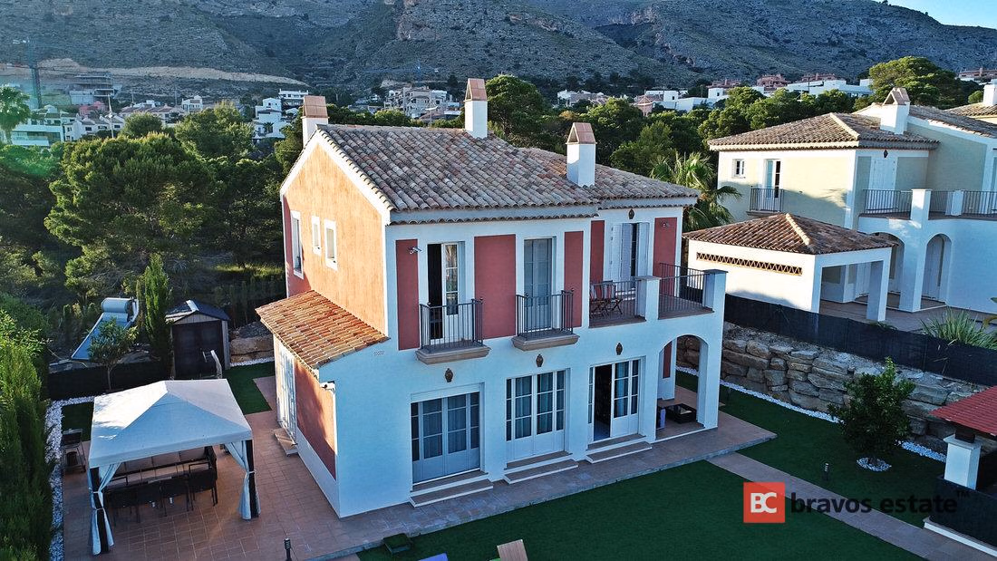 Bright 4-Bedroom Villa in Finestrat - 3