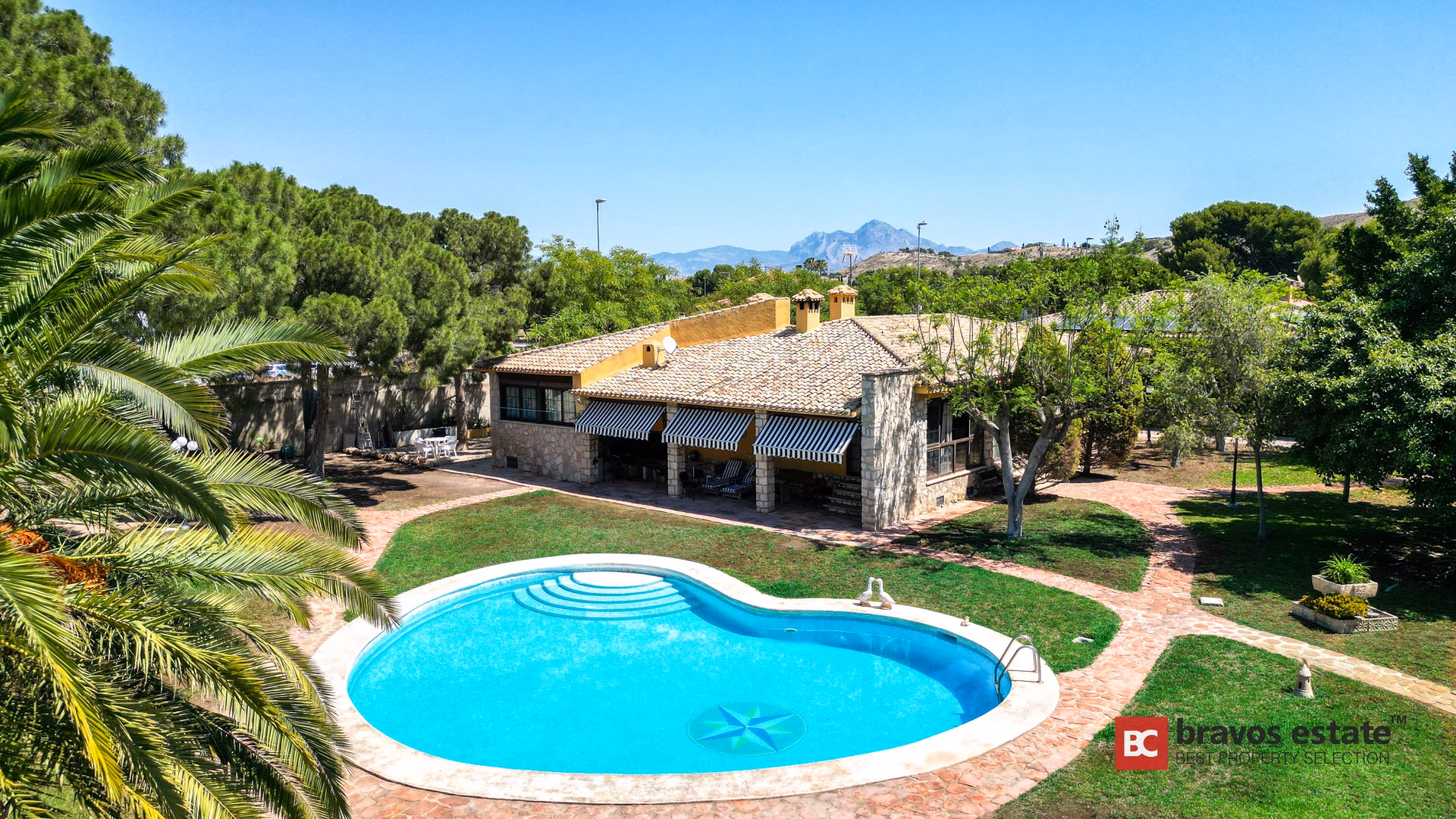 Villa Espaciosa de 5 Dormitorios en Playa de San Juan 1