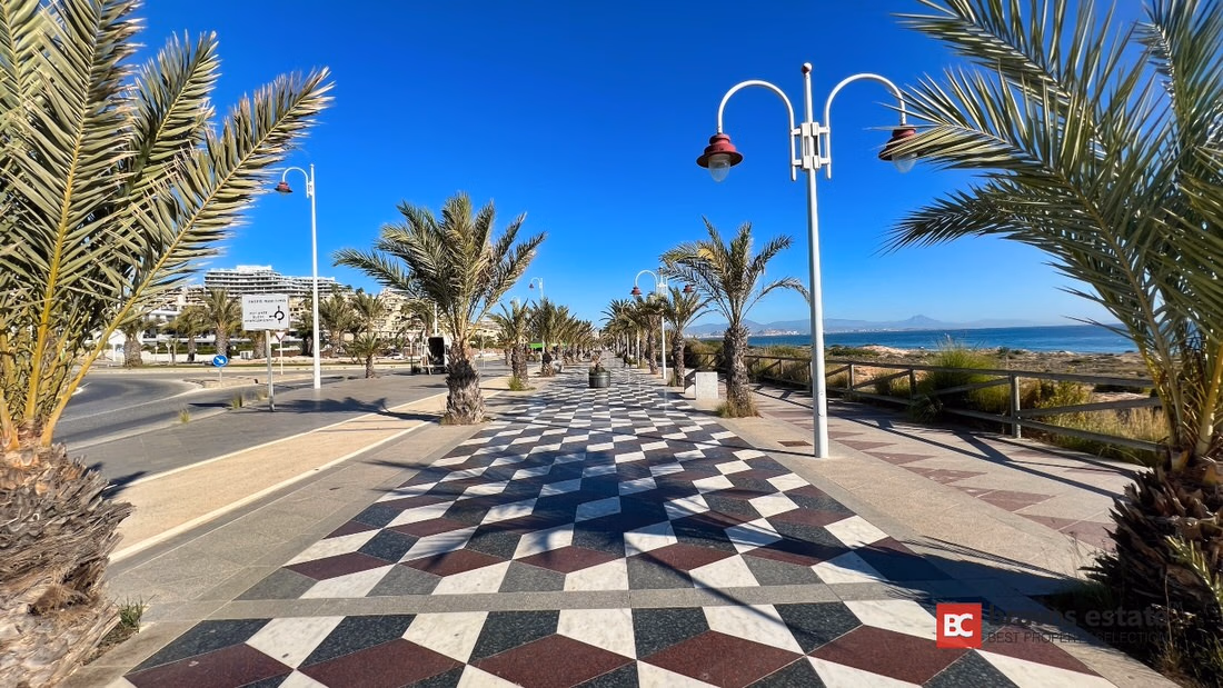 Beachside 3-Bedroom Apartment in Arenales del Sol - 15