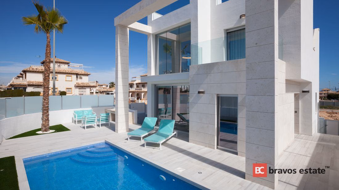 Spacious 3-Bedroom Villa in Cabo Roig - 8