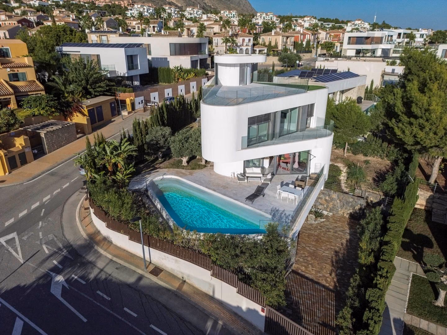 Luchtfoto van de villa, het zwembad en de omgeving van Sierra Cortina