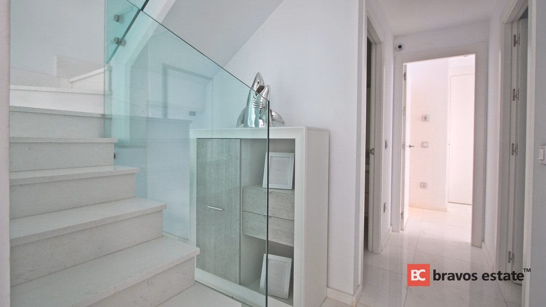 Seafront 2-Bedroom Apartment in Benidorm · 357 m² - 8