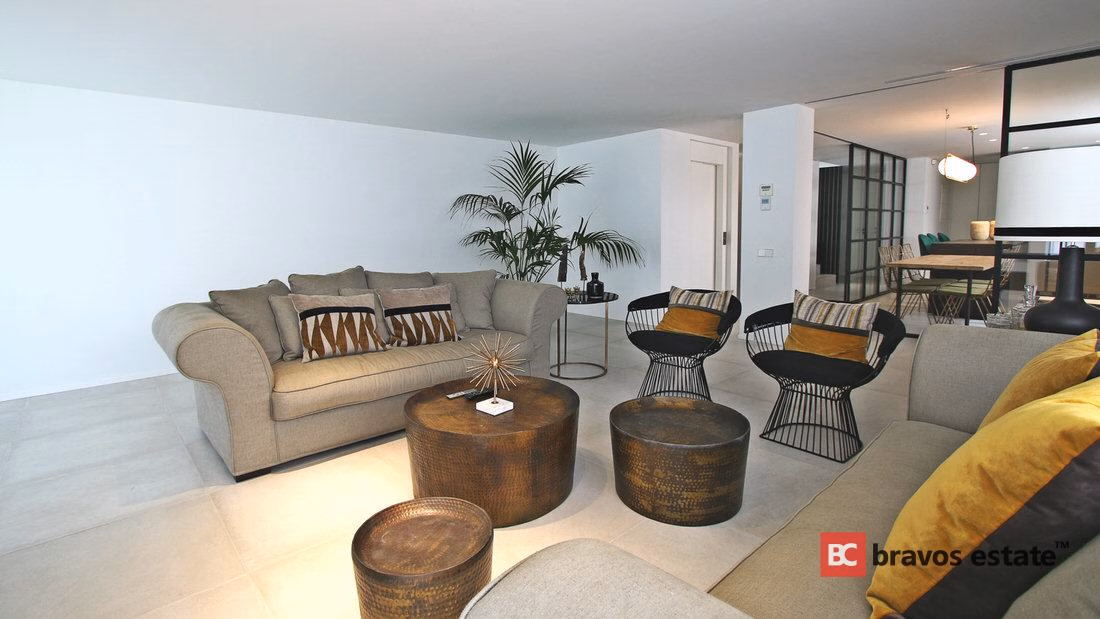 Beachside 4-Bedroom Villa in Alicante - 2