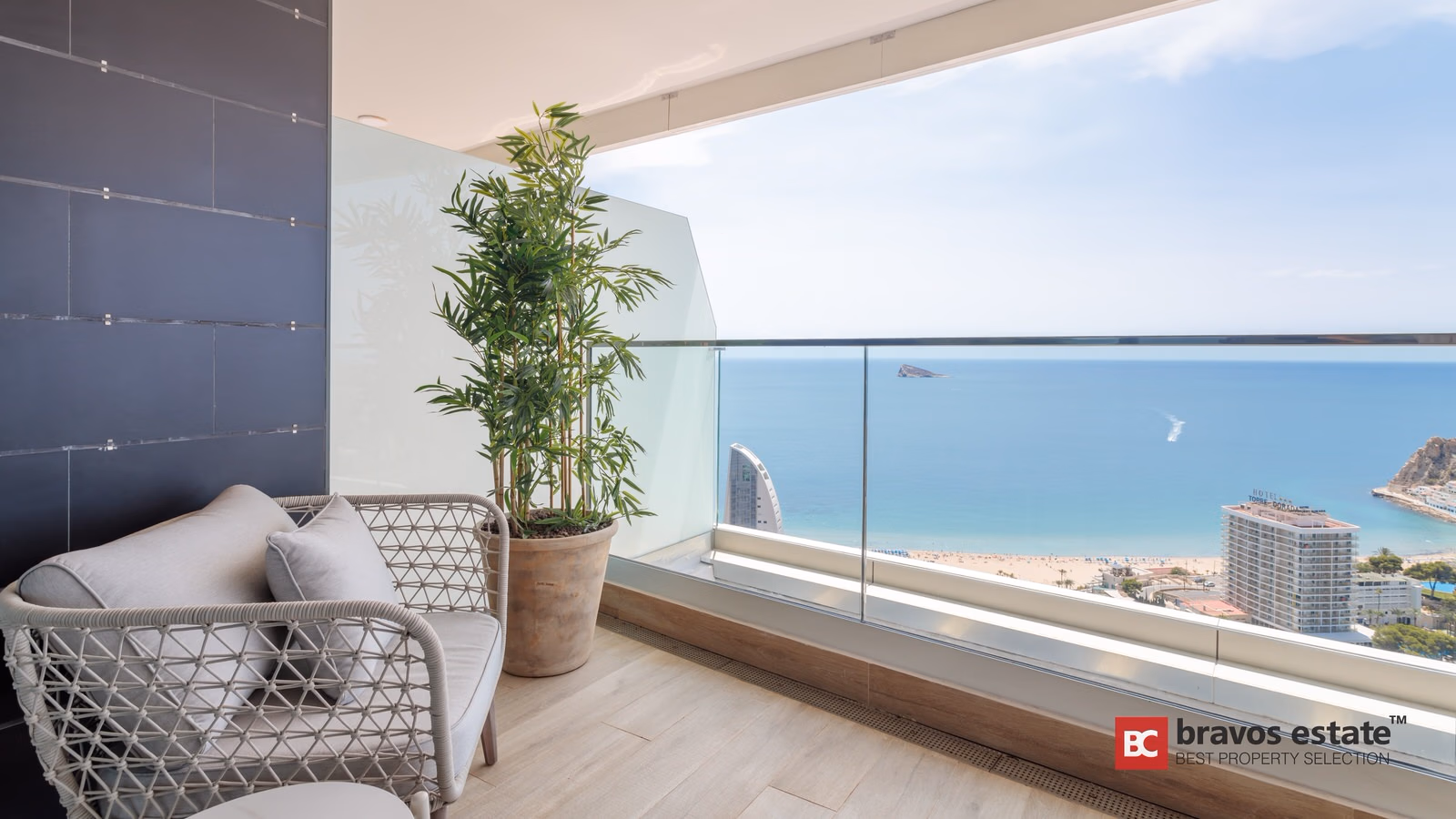 Beachside 3-Bedroom Apartment in Benidorm - 2