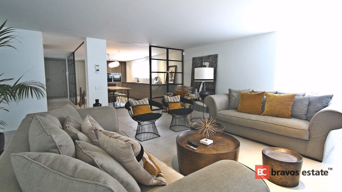 Beachside 4-Bedroom Villa in Alicante - 1