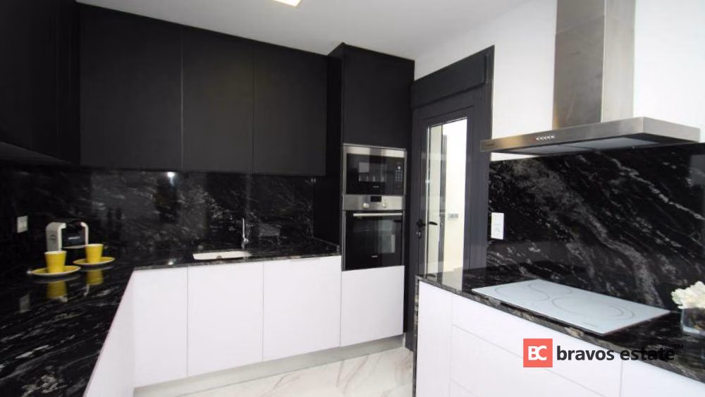 Beachside 3-Bedroom Villa in Campoamor - 2